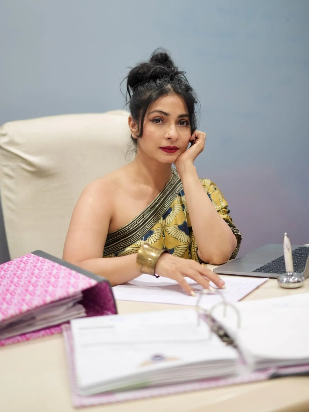 A Humorous Take on Inflation: Tanishaa Mukerji Wins Hearts