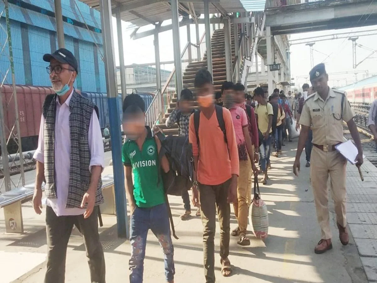 Alert Ambala Police Rescue 15 Children From Train