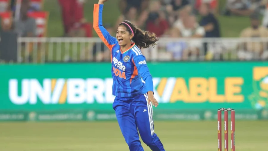 Shreyanka Patil Injured During Ind vs Pak, Stuns Fans With Flying Catch