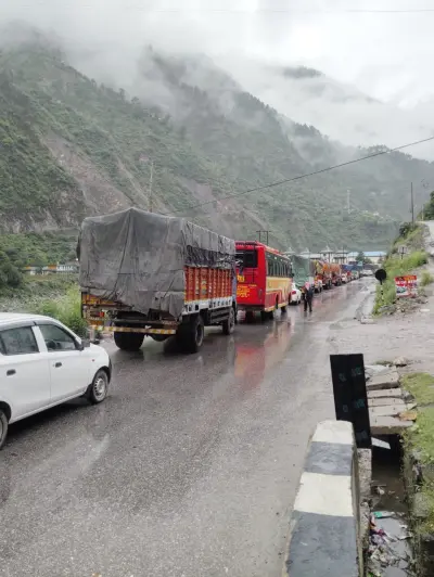 Highway Closed: Shooting Stones Block Kiratpur-Manali Route