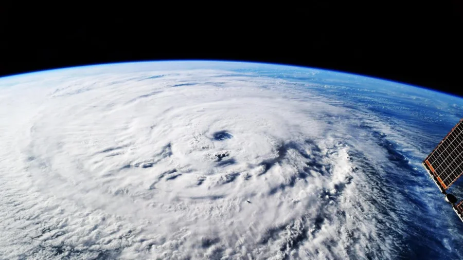 AI Predicts Hurricanes Better: DeepMind's WeatherNext