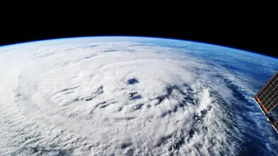 AI Predicts Hurricanes Better: DeepMind's WeatherNext