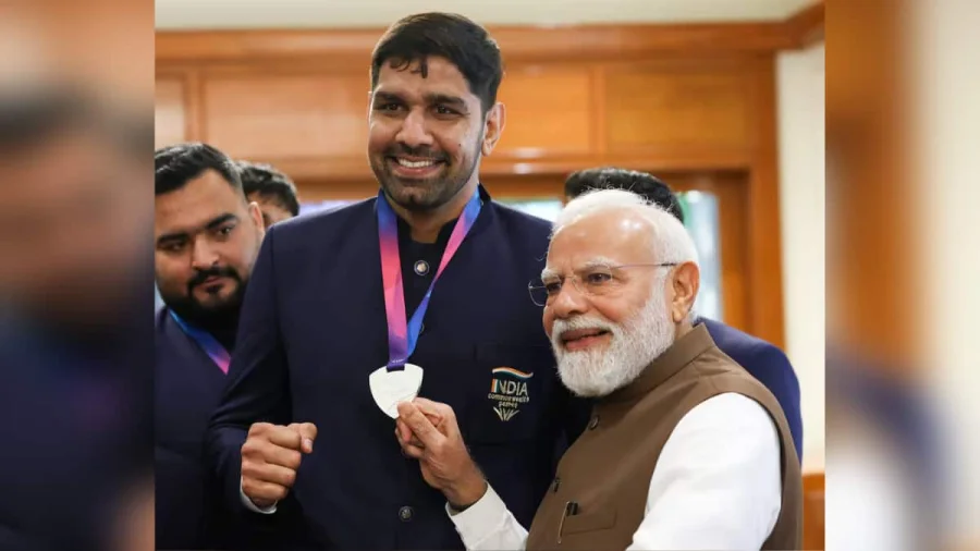 PM Modi Laughs at Boxer's Pakistan Story