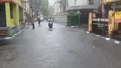Kolkata South Bengal Rain Alert: Heavy Showers Loom Over North Bengal